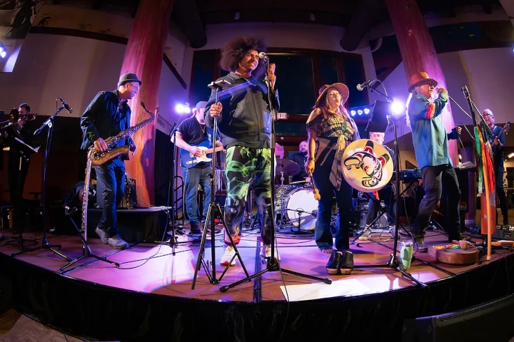 Khu.éex’ playing live, photo by Dave McGraw
